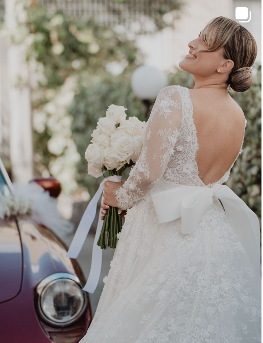 Sposa di spalle con bouquet