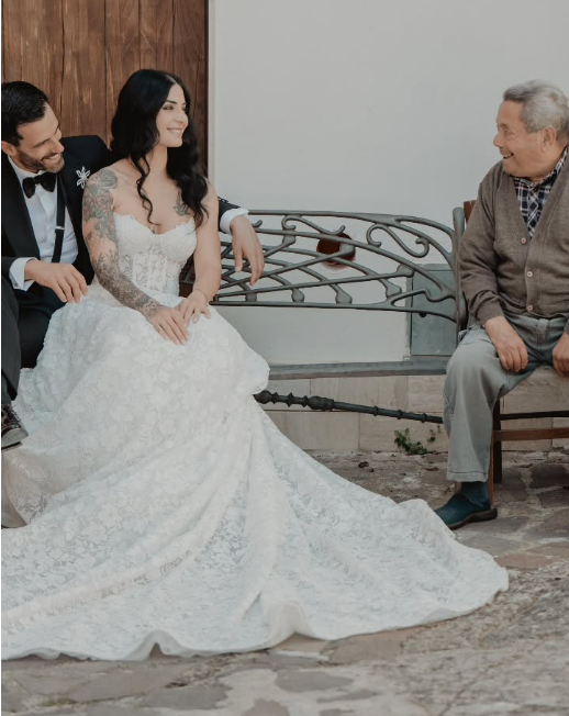 Momento emotivo tra sposa e nonno